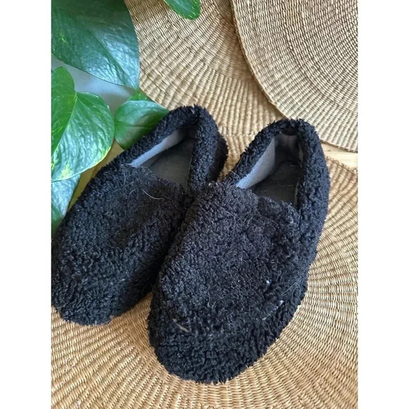 Zizor women’s size 9 black fuzzy Slippers - Picture 2 of 8